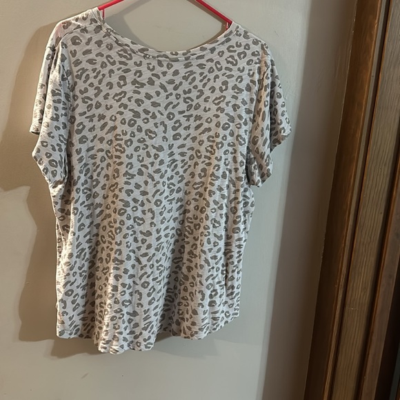 Old navy women’s XL blue leopard print top - Picture 2 of 4